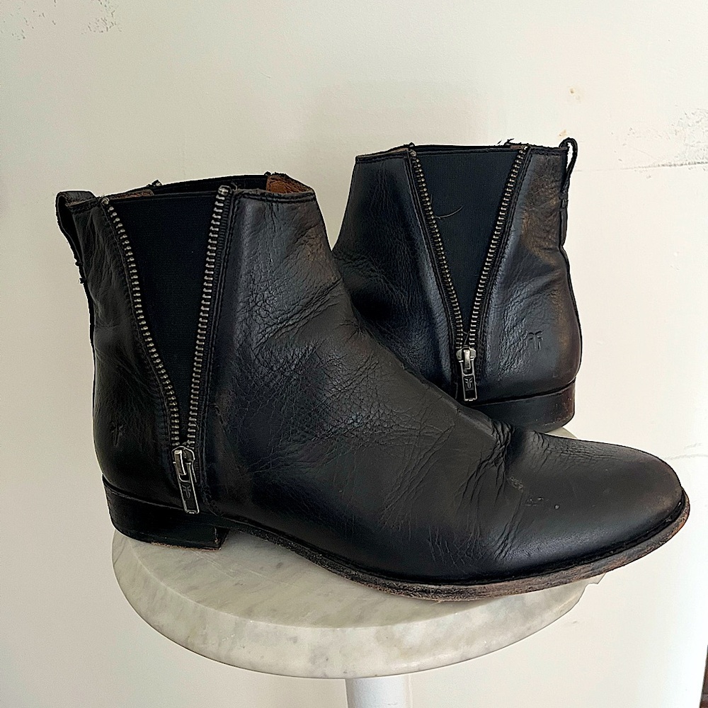 Frye Carly Chelsea boots, gorgeous black leather, double-zipper wm's size 10.